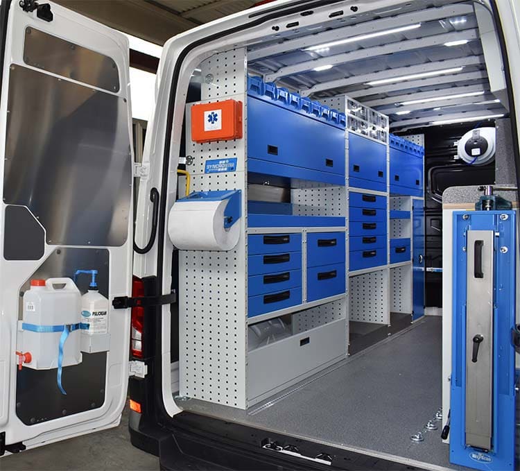 Crafter con ripiani chiusi, cassetti e scaffali con contenitori Syncro Friuli