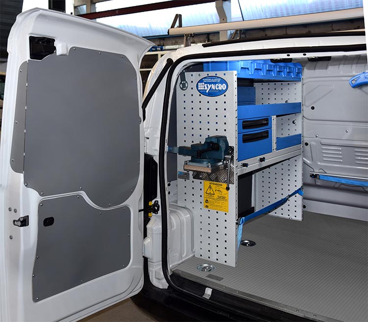 Parete sinistra con morsa estraibile a bordo di Nemo Syncro Friuli