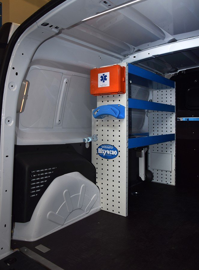 Parete sinistra NV250 con scaffali e accessori Syncro Friuli