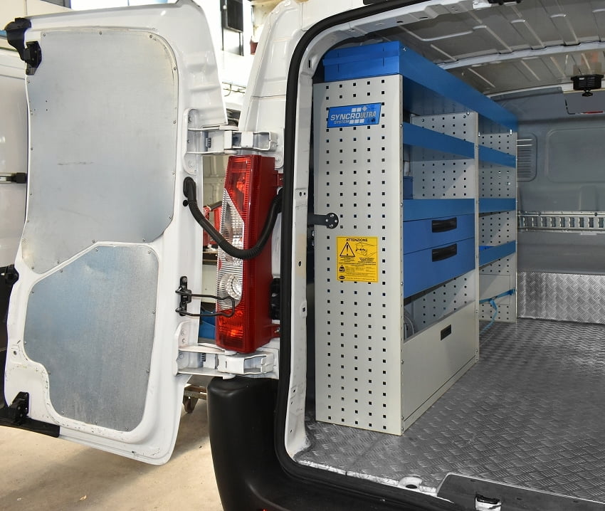 Scudo con scaffali e cassetti Syncro Friuli