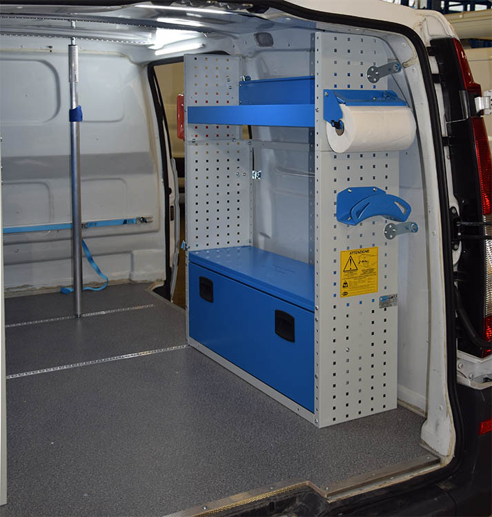 Copripassaruota chiuso, ripiano aperto e accessori su Vito arredato da Syncro System Friuli
