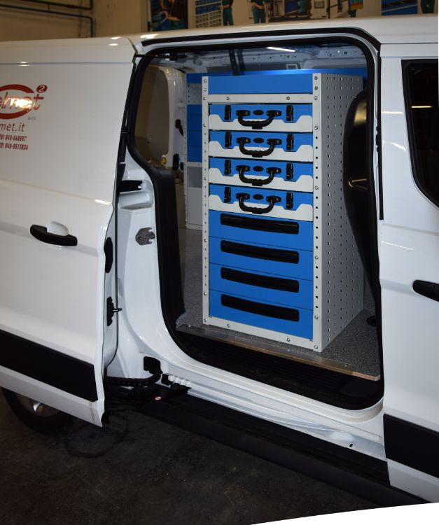 Mobile con cassetti accessibili dal portellone laterale su Ford Connect Syncro Friuli