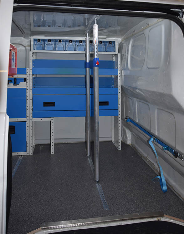 Vista laterale Vito allestito con barre fermacarico fresate Syncro Friuli