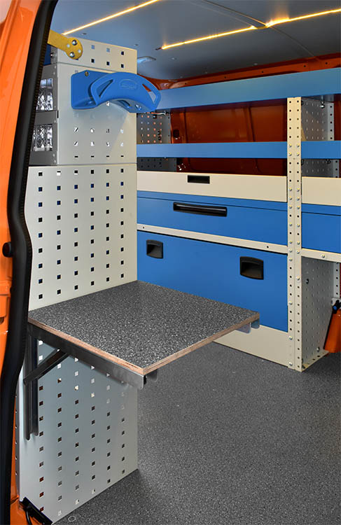 Tavolo ribaltabile su fianco allestimento Syncro Ultra a bordo di Transporter Friuli