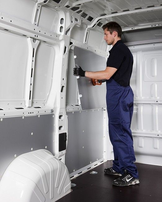 applicazione pannellature su furgone da Syncro Friuli