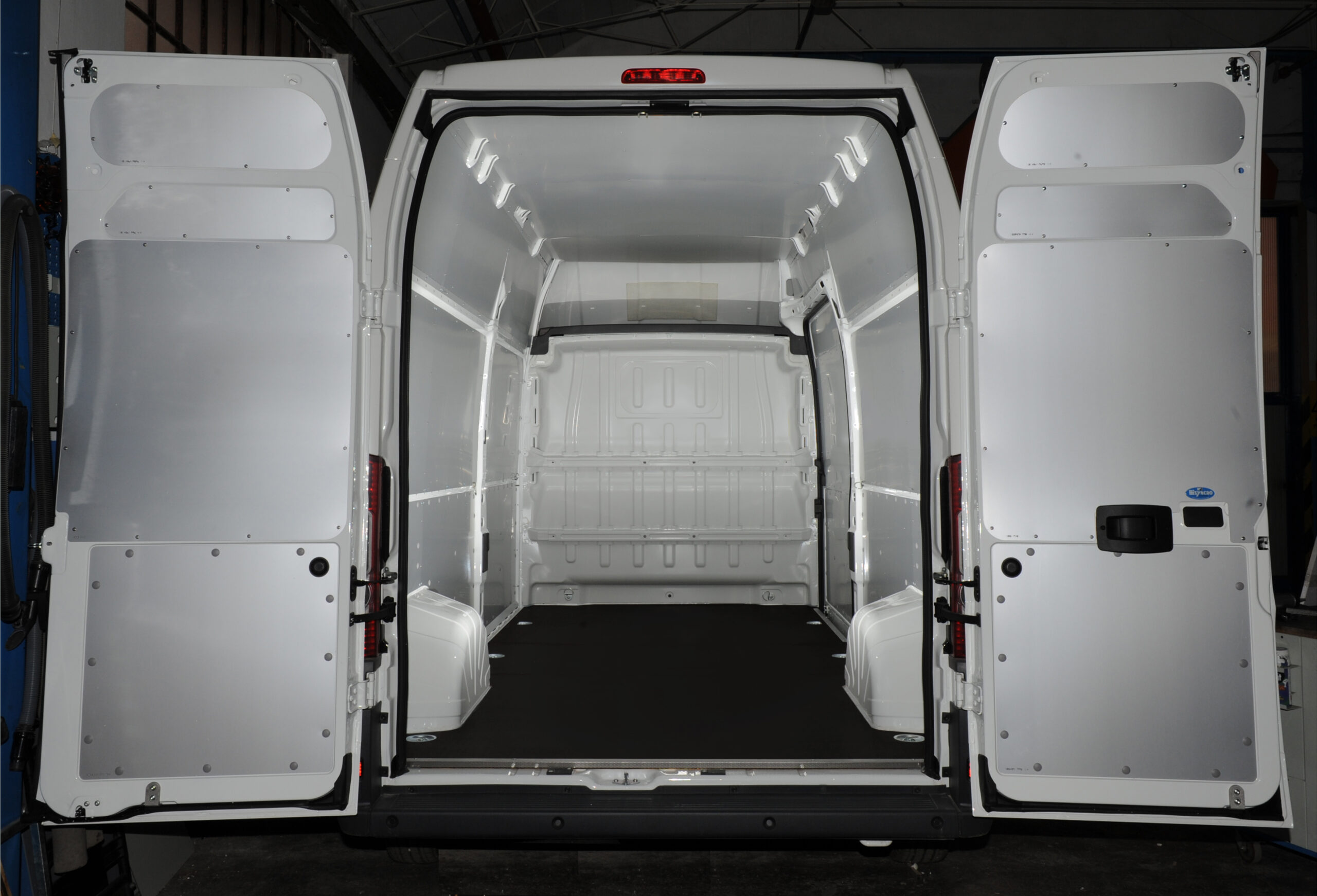 furgone con copertura totale della carrozzeria Syncro Friuli